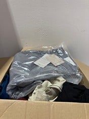Lot 322  
            BIRMINGHAM SR111 - PARCEL DELIVERY ONLY 
                
26 X MALE CLOTHING ITEMS TO INCLUDE HARLEQUIN TEE SHIRT.