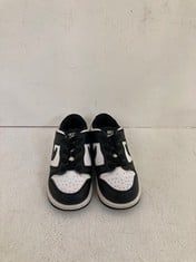 Lot 347  
            BIRMINGHAM SR111 - PARCEL DELIVERY ONLY 

                
NIKE BABY TRAINERS BLACK & WHITE UK 7.5 KIDS.
