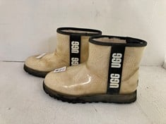 Lot 350  
            BIRMINGHAM SR111 - PARCEL DELIVERY ONLY 

                
UGG SLIPPERS UK 7 BEIGE.