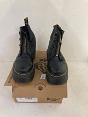 Lot 353  
            BIRMINGHAM SR111 - PARCEL DELIVERY ONLY 
                
DR MARTENS BLACK ANKLE BOOTS UK 6.