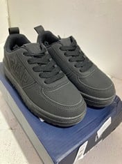 Lot 361  
            BIRMINGHAM SR111 - PARCEL DELIVERY ONLY 
                
GAP TRAINER SHOES KIDS SIZE 11.