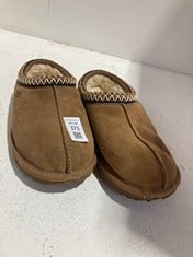 Lot 373  
            BIRMINGHAM SR111 - PARCEL DELIVERY ONLY 

                
LADIES UGGS SLIPPERS SIZE 2.