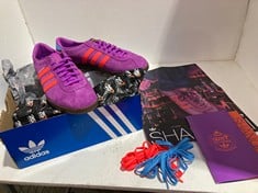 Lot 379  
            BIRMINGHAM SR111 - PARCEL DELIVERY ONLY 

                
25TH ANNIVERSARY ADIDAS SHANGHAI TRAINERS MENS SIZE 10 WITH POSTER AND EXTRA LACES.