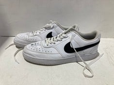 Lot 400  
            BIRMINGHAM SR111 - PARCEL DELIVERY ONLY 
                
NIKE TRAINERS WHITE & BLACK UK 9.