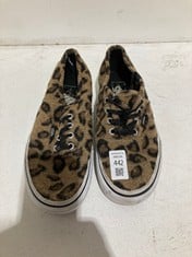 Lot 442  
            BIRMINGHAM SR111 - PARCEL DELIVERY ONLY 

                
PAIR OF VANS PUMPS IN LEOPARD SKIN UK SIZE 6.
