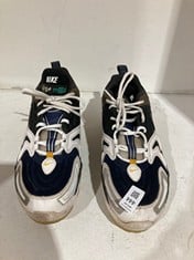Lot 444  
            BIRMINGHAM SR111 - PARCEL DELIVERY ONLY 

                
PAIR OF NIKE MAX TRAINERS UK SIZE 12.