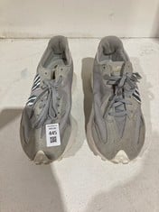 Lot 445  
            BIRMINGHAM SR111 - PARCEL DELIVERY ONLY 

                
PAIR OF NEW BALANCE TRAINERS IN GREY UK SIZE 7.