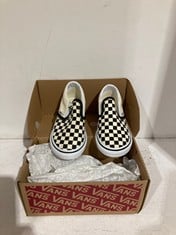 Lot 453  
            BIRMINGHAM SR111 - PARCEL DELIVERY ONLY 

                
VANS CLASSIC SLIP ON UK SIZE 7.5 BLACK&WHITE CHECKERBOARD.