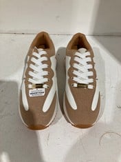 Lot 457  
            BIRMINGHAM SR111 - PARCEL DELIVERY ONLY 

                
PAIR OF ELLESPORT TRAINERS SIZE 5 WITH MEMORY FOAM TECHNOLOGY.