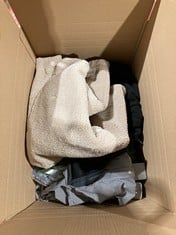 Lot 464  
            BIRMINGHAM SR111 - PARCEL DELIVERY ONLY 

                
7 X ITEMS MEN’S CLOTHING TO INCLUDE LEICESTER CITY OFFICIAL MERCHANDISE TERRACE S...