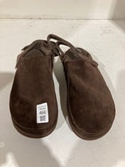 Lot 466  
            BIRMINGHAM SR111 - PARCEL DELIVERY ONLY 

                
PAIR OF UGG SHOES IN BROWN UK SIZE 5.