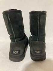 Lot 475  
            BIRMINGHAM SR111 - PARCEL DELIVERY ONLY 

                
UGG SLIPPERS BLACK UK 6.5.