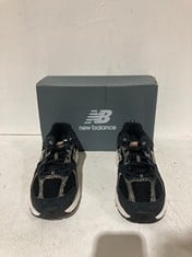 Lot 478  
            BIRMINGHAM SR111 - PARCEL DELIVERY ONLY 

                
NEW BALANCE WOMEN’S TRAINERS BLACK UK 6.