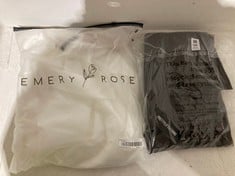 Lot 481  
            BIRMINGHAM SR111 - PARCEL DELIVERY ONLY 

                
PRETTY LITTLE THING WOMEN’S TROUSERS TO ALSO INCLUDE EMERY ROSE 5XL WHITE BUTTONE...