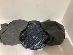 Lot 483  
            BIRMINGHAM SR111 - PARCEL DELIVERY ONLY 

                
MEN’S SUIT GREY INCLUDING WAISTCOAT SUPER SKINNY FIT.