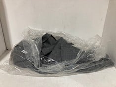 Lot 484  
            BIRMINGHAM SR111 - PARCEL DELIVERY ONLY 

                
MEN’S SUIT GREY TAILORED FIT.
