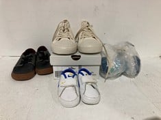 Lot 488  
            BIRMINGHAM SR111 - PARCEL DELIVERY ONLY 

                
5 X CHILDREN’S SHOES TO INCLUDE WHITE & BLUE NIKE TRAINERS UK 1.5 INFANT.