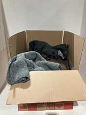 Lot 494  
            BIRMINGHAM SR111 - PARCEL DELIVERY ONLY 

                
10 X WOMEN’S CLOTHING TO INCLUDE WORKOUT SHORTS UK 12/14.