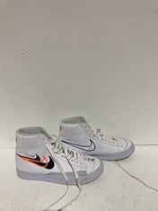Lot 496  
            BIRMINGHAM SR111 - PARCEL DELIVERY ONLY 

                
NIKE TRAINERS SIZE 5.5.