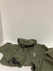 Lot 497  
            BIRMINGHAM SR111 - PARCEL DELIVERY ONLY 

                
BARBOUR COAT GREEN WATERPROOF SIZE M.