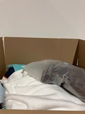 Lot 504  
            BIRMINGHAM SR111 - PARCEL DELIVERY ONLY 

                
15 LADIES CLOTHING ITEMS INCLUDE LONG WHITE WOODEN DRESS.