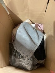 Lot 512  
            BIRMINGHAM SR111 - PARCEL DELIVERY ONLY 

                
15 CC’D WOMENS CLOTHING ITEMS TO INCLUDE BLACK V NECK TOP SIZE 20 EVAN’S.