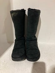 Lot 519  
            BIRMINGHAM SR111 - PARCEL DELIVERY ONLY 

                
UGG BOOT BLACK SIZE 5.