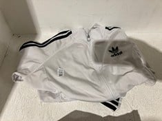 Lot 526  
            BIRMINGHAM SR111 - PARCEL DELIVERY ONLY 

                
3 X MEN'S CLOTHING ADIDAS T SHIRT, TRACKSUIT TOP/BOTTOMS.