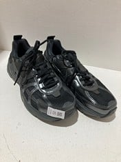 Lot 53  
            BIRMINGHAM SR111 - PARCEL DELIVERY ONLY 
                
NIKE CUSHLON BLACK/DK SMOKE V2KLD09, SIZE 7.