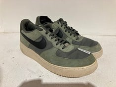 Lot 543  
            BIRMINGHAM SR111 - PARCEL DELIVERY ONLY 

                
NIKE AIR GREEN TRAINERS MENS SIZE 11.