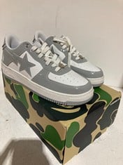 Lot 551  
            BIRMINGHAM SR111 - PARCEL DELIVERY ONLY 

                
A BATHING APE TRAINERS GREY MENS SIZE 11.