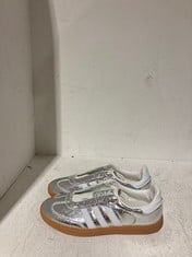 Lot 552  
            BIRMINGHAM SR111 - PARCEL DELIVERY ONLY 

                
ADIDAS GIRLS TRAINERS SIZE 5.5 SPARKLING SILVER.
