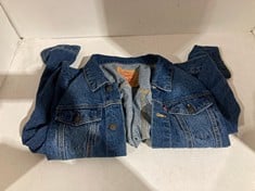 Lot 561  
            BIRMINGHAM SR111 - PARCEL DELIVERY ONLY 

                
LEVI WOMEN’S DENIM JACKET SIZE 14.