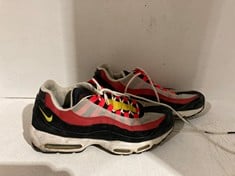 Lot 565  
            BIRMINGHAM SR111 - PARCEL DELIVERY ONLY 

                
NIKE AIR MAX TRAINERS UK 9.