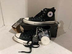 Lot 569  
            BIRMINGHAM SR111 - PARCEL DELIVERY ONLY 
                
CONVERSE BLACK & WHITE TRAINERS UK 8.5.