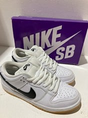 Lot 56  
            BIRMINGHAM SR111 - PARCEL DELIVERY ONLY 
                
NIKE SB DUNK LOW PRO TRAINERS MENS SIZE 9 LADIES SIZE 10.5 BOXED.