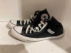 Lot 570  
            BIRMINGHAM SR111 - PARCEL DELIVERY ONLY 
                
CONVERSE BLACK & WHITE TRAINERS UK 11.