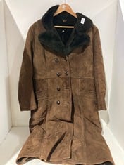 Lot 578  
            BIRMINGHAM SR111 - PARCEL DELIVERY ONLY 
                
LADIES SUEDE COAT WITH COLLAR BROWN SIZE 18.