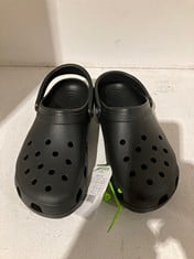 Lot 584  
            BIRMINGHAM SR111 - PARCEL DELIVERY ONLY 
                
PAIR OF CROCS IN BLACK SIZE 9.