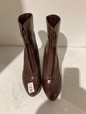 Lot 586  
            BIRMINGHAM SR111 - PARCEL DELIVERY ONLY 
                
PAIR OF CLARKS LADIES ACTIVE AIR BOOTS IN BROWN SIZE 6.