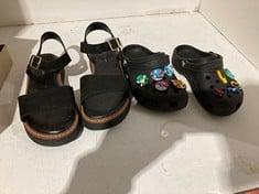 Lot 589  
            BIRMINGHAM SR111 - PARCEL DELIVERY ONLY 
                
2 ITEMS TO INCLUDE PAIR OF HUSH PUPPIES SANDALS SIZE 3.