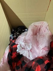 Lot 599  
            BIRMINGHAM SR111 - PARCEL DELIVERY ONLY 

                
16 X CHILDREN’S CLOTHING ITEMS TO INCLUDE BLUE TRESPASS TOP SIZE 9/10 YRS.