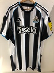 Lot 5  
            BIRMINGHAM SR111 - PARCEL DELIVERY ONLY 

                
NEWCASTLE UNITED OFFICIAL HOME FOOTBALL SHIRT SEASON 25/26 SIZE 2PM.