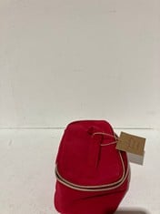 Lot 607  
            BIRMINGHAM SR111 - PARCEL DELIVERY ONLY 

                
CLARIS HYDRATING COLLECTION.