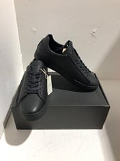 Lot 7  
            BIRMINGHAM SR111 - PARCEL DELIVERY ONLY 

                
CLAE TRIPLE BLACK LEATHER TRAINERS SIZE 8.5.