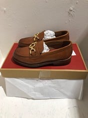 Lot 8  
            BIRMINGHAM SR111 - PARCEL DELIVERY ONLY 

                
GRENSON WOMEN’S BROWN/ QUEENIE RED LEATHER SHOE SIZE 3..
