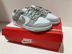Lot 91  
            BIRMINGHAM SR111 - PARCEL DELIVERY ONLY 

                
NIKE DUNK LOW RETRO TRAINERS GREY WHITE MENS SIZE 6.5 OR LADIES SIZE 5.