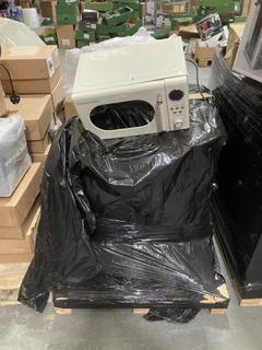 Lot 657  
            Chesterfield SR40 - Collection or Optional Delivery Available 

                
PALLET OF ASSORTED ITEMS TO INCLUDE MEMORY FOAM MATTRESS TOPPER (LOCATION: B6)