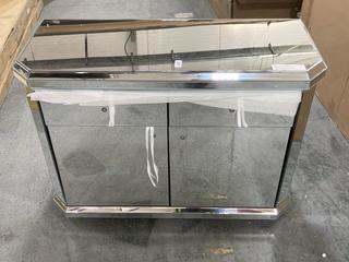 Lot 139  
            Chesterfield SR35 - Collection or Optional Delivery Available 

                
MIRRORED CHEST OF DRAWERS 2 DOOR 2 DRAWS (COLLECTION ONLY)(LOCATION: SR35)