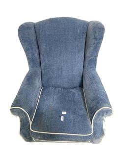 Lot 1  
            Chesterfield SR35 - Collection or Optional Delivery Available 

                
DFS ARM CHAIR IN BLUE WITH WHITE PIPING (LOCATION: SR35)